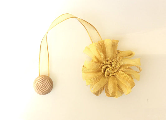 1 Magnetic flower curtain tie-back, ocher yellow. Curtain decoration made in Italy