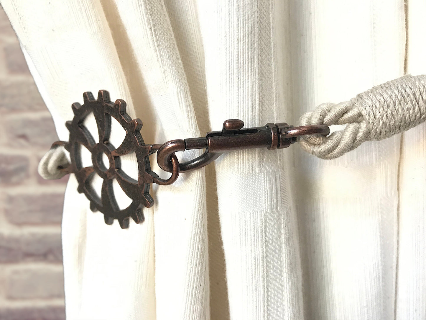 Curtain tie-back for industrial-style settings, in GREY cotton and linen. Fittings for lofts and open-plan spaces. Made in Italy.