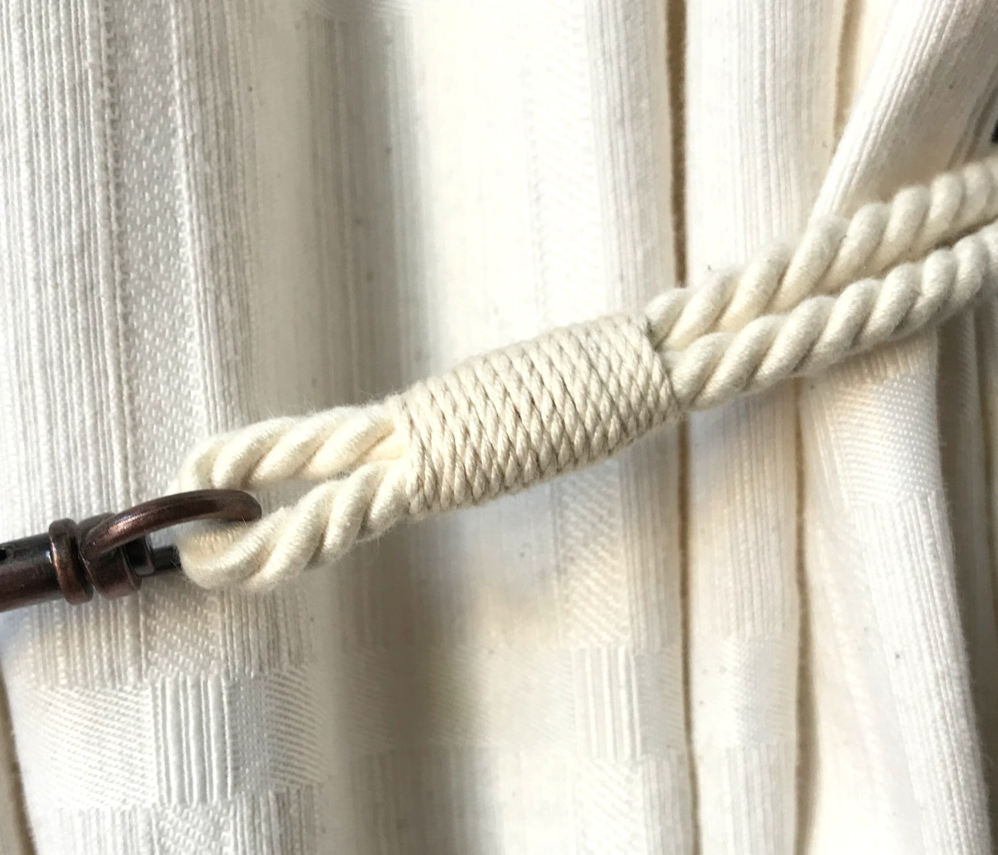Curtain tieback for industrial style settings, in eco-friendly WHITE cotton. Ideal for lofts and open spaces. Made in Italy.