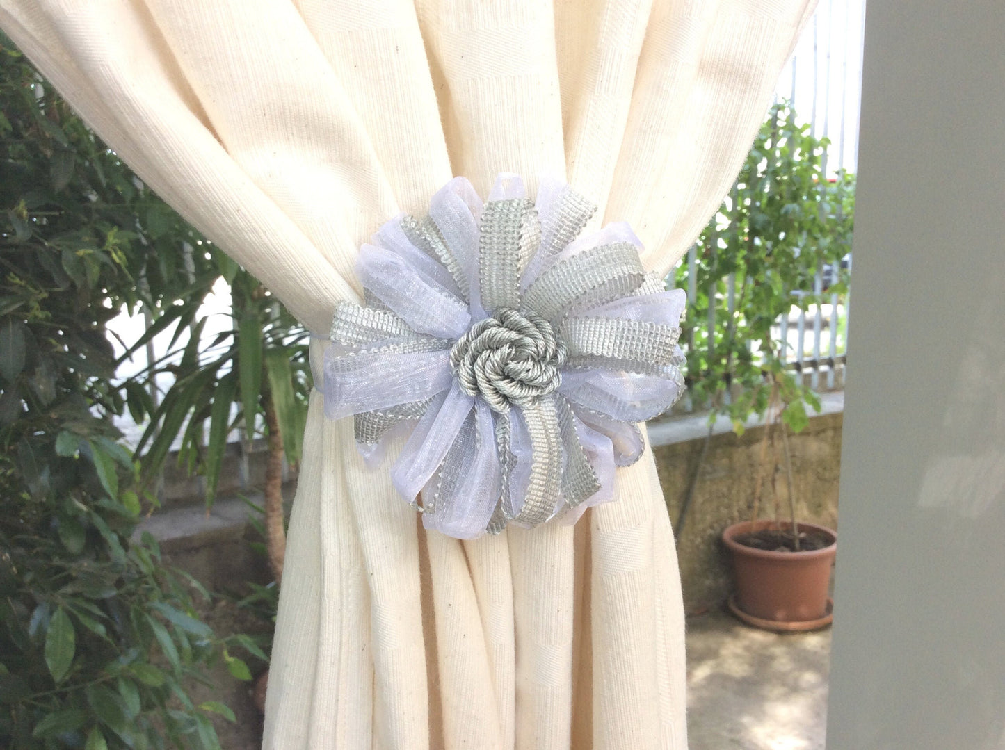 1 Pearl gray flower magnetic tie-back. Decoration for curtains, Made in Italy, shabby chic decor, gift for her.