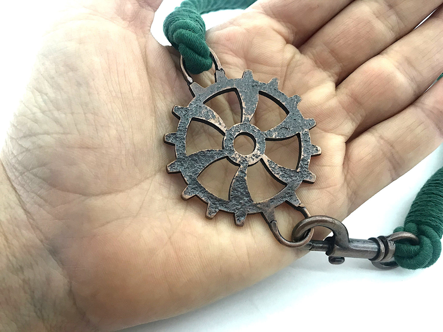Curtain tie-back for industrial-style settings, in GREEN cotton. Furnishings for lofts and open-plan spaces. Made in Italy.