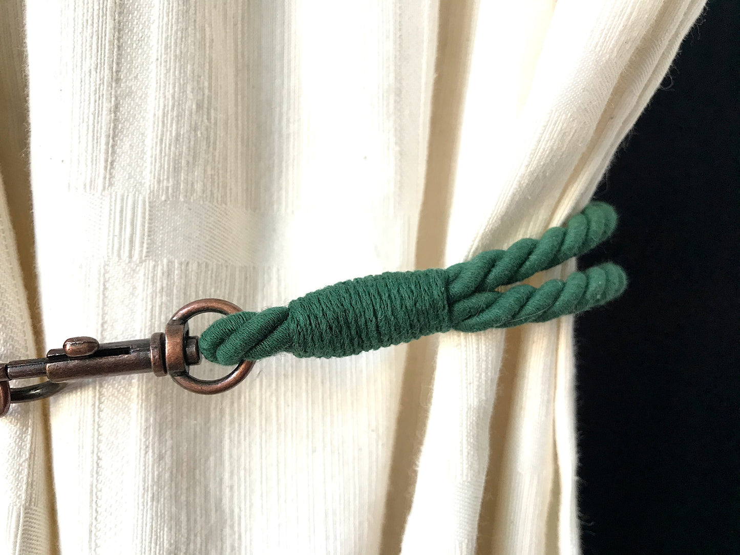 Curtain tie-back for industrial-style settings, in GREEN cotton. Furnishings for lofts and open-plan spaces. Made in Italy.