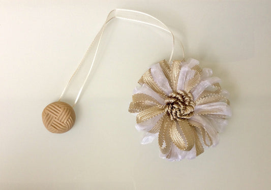 1 Magnetic flower curtain tie-back, magnet in a beige and white mix. Made in Italy curtain decoration. Vintage, shabby chic style.