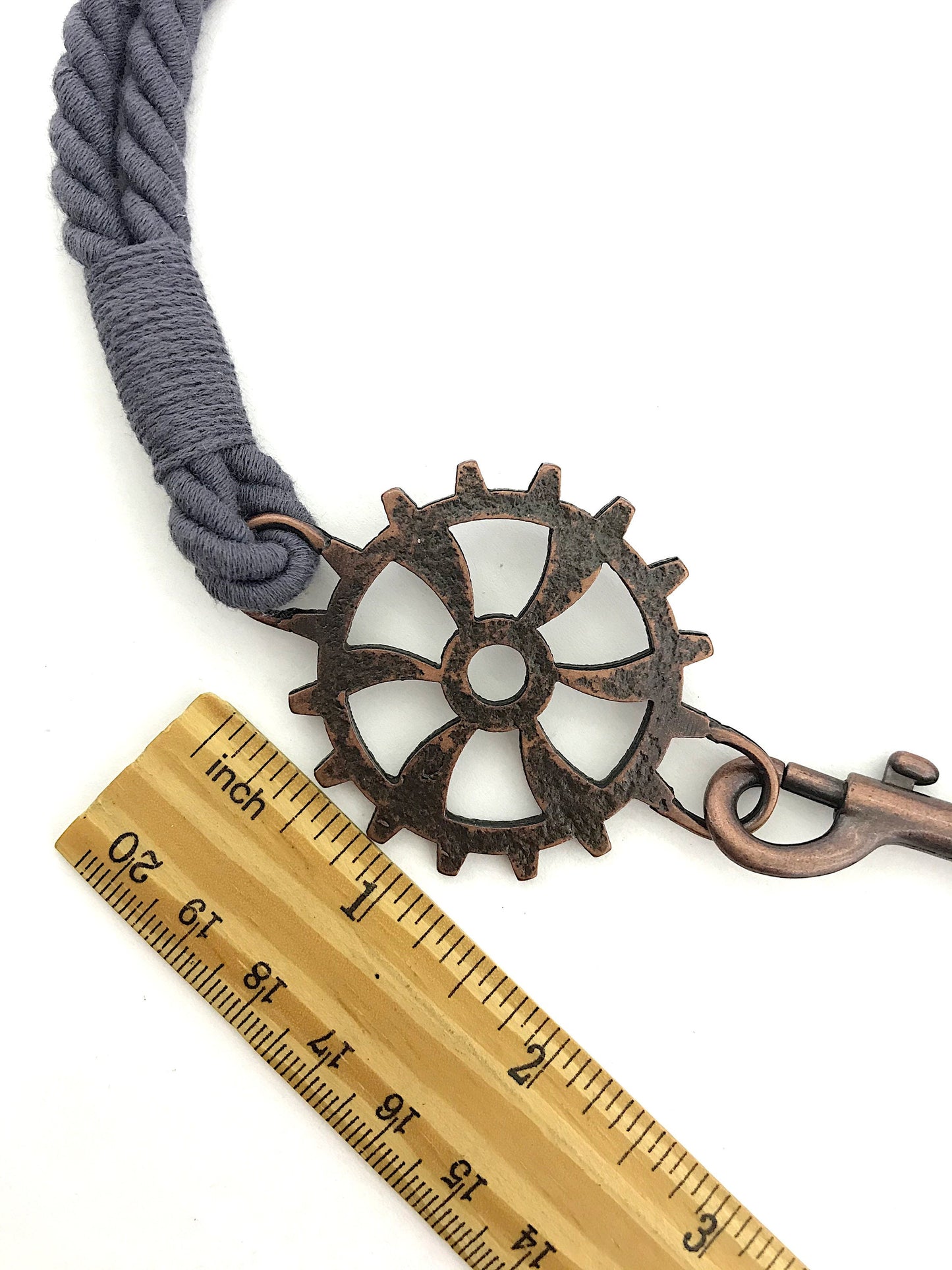 Curtain tie-back for industrial-style settings, in AVIATOR BLUE cotton and linen. Fittings for lofts and open-plan spaces. Made in Italy.