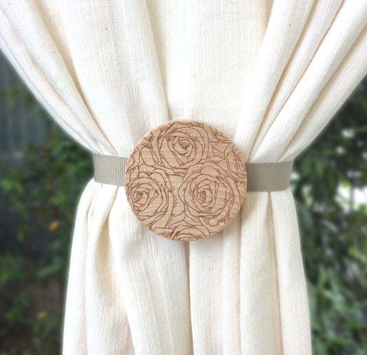 Curtain magnet. In solid beech with engraved rose decoration. Original handmade gift for all those who love to decorate their homes.
