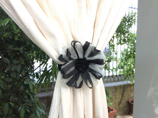 1 Magnetic flower tieback in black and white organza. Curtain decoration, made in Italy vintage furnishing, gift for her.