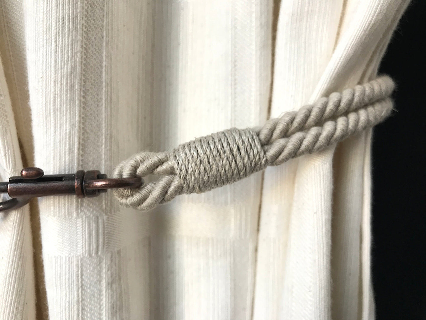 Curtain tie-back for industrial-style settings, in GREY cotton and linen. Fittings for lofts and open-plan spaces. Made in Italy.