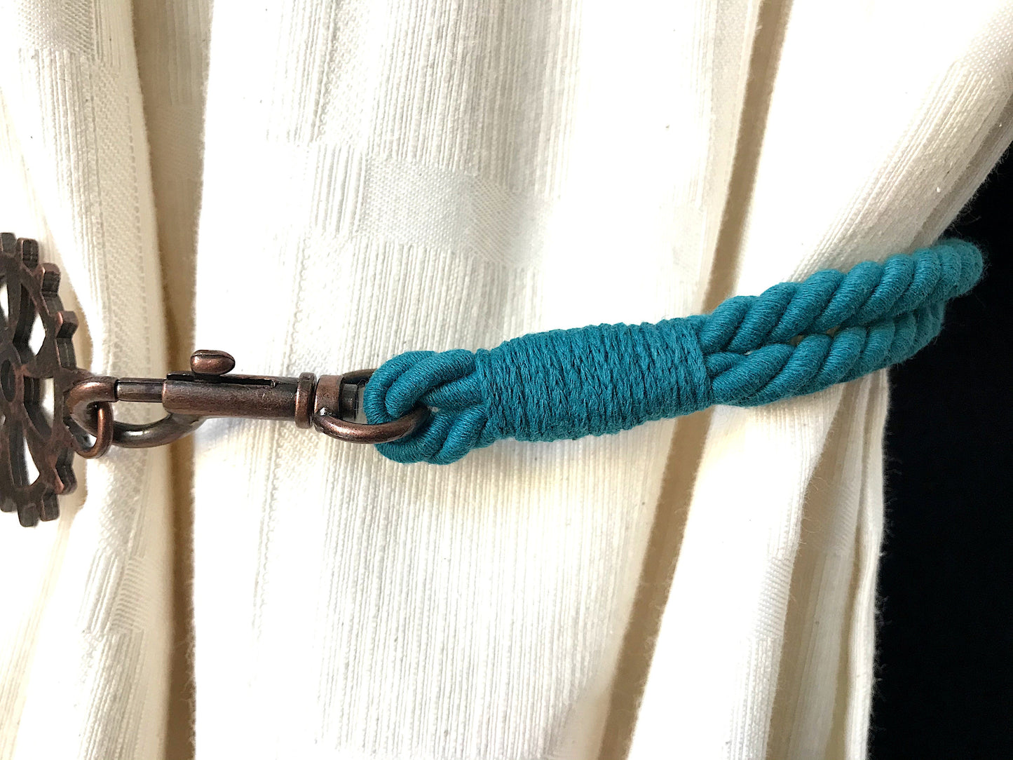 Curtain tie-back for industrial-style furnishings, in PETROL GREEN cotton. Furnishings for lofts and open-plan spaces. Made in Italy.