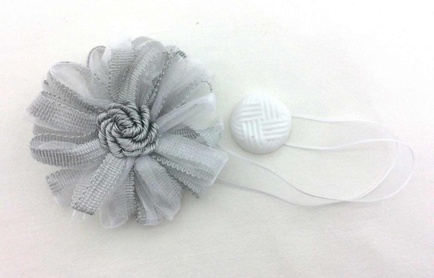 1 Pearl gray flower magnetic tie-back. Decoration for curtains, Made in Italy, shabby chic decor, gift for her.
