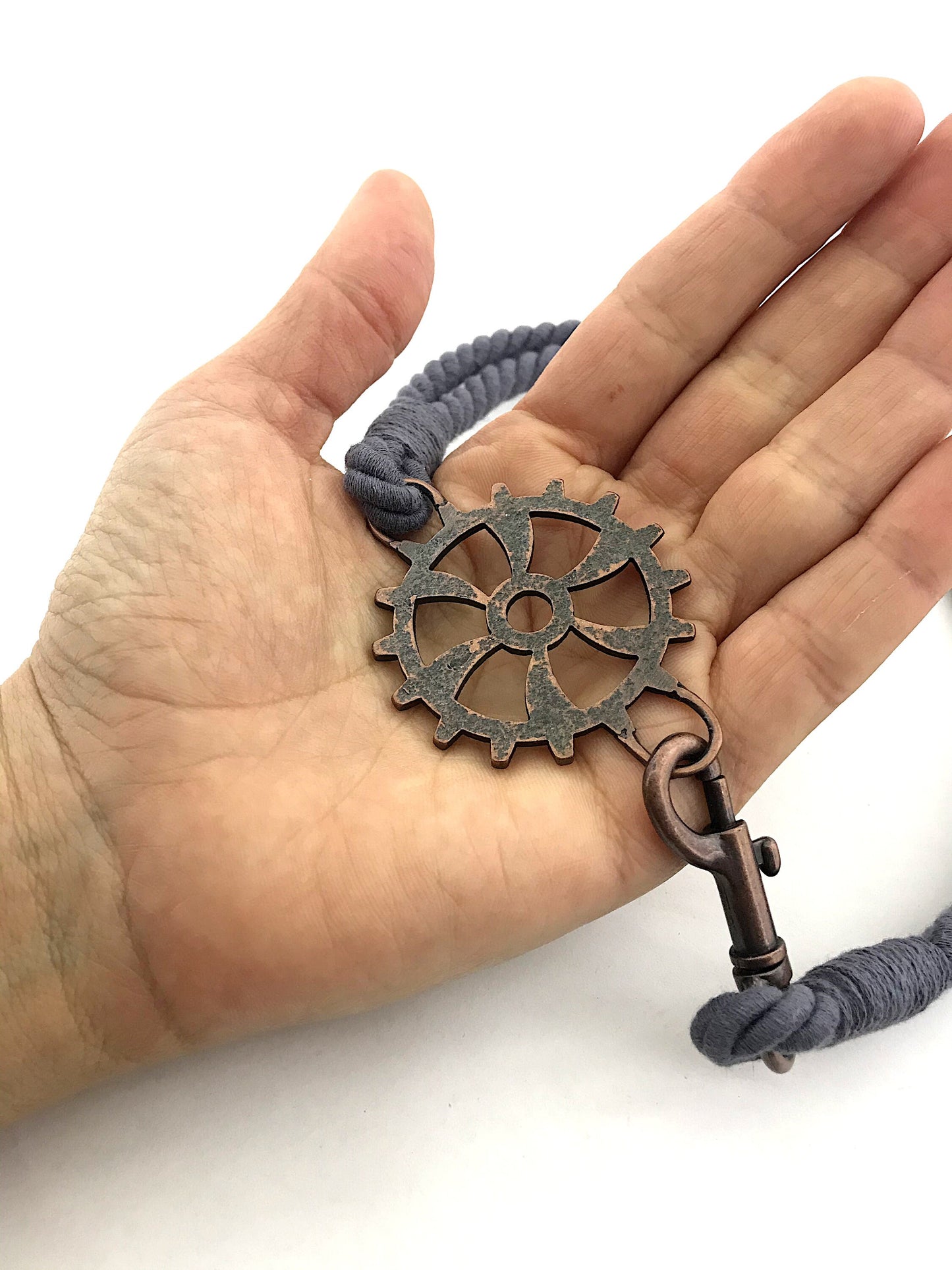 Curtain tie-back for industrial-style settings, in AVIATOR BLUE cotton and linen. Fittings for lofts and open-plan spaces. Made in Italy.
