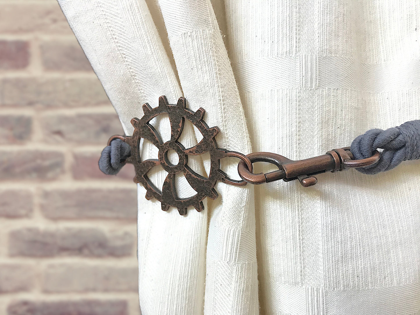 Curtain tie-back for industrial-style settings, in AVIATOR BLUE cotton and linen. Fittings for lofts and open-plan spaces. Made in Italy.