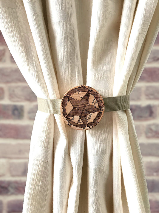 Curtain tie-back. Made of solid beech with an engraved star decoration. Original handmade gift for all those who love decorating their home.