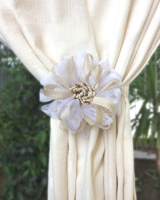 1 Magnetic flower curtain tie-back, magnet in a beige and white mix. Made in Italy curtain decoration. Vintage, shabby chic style.