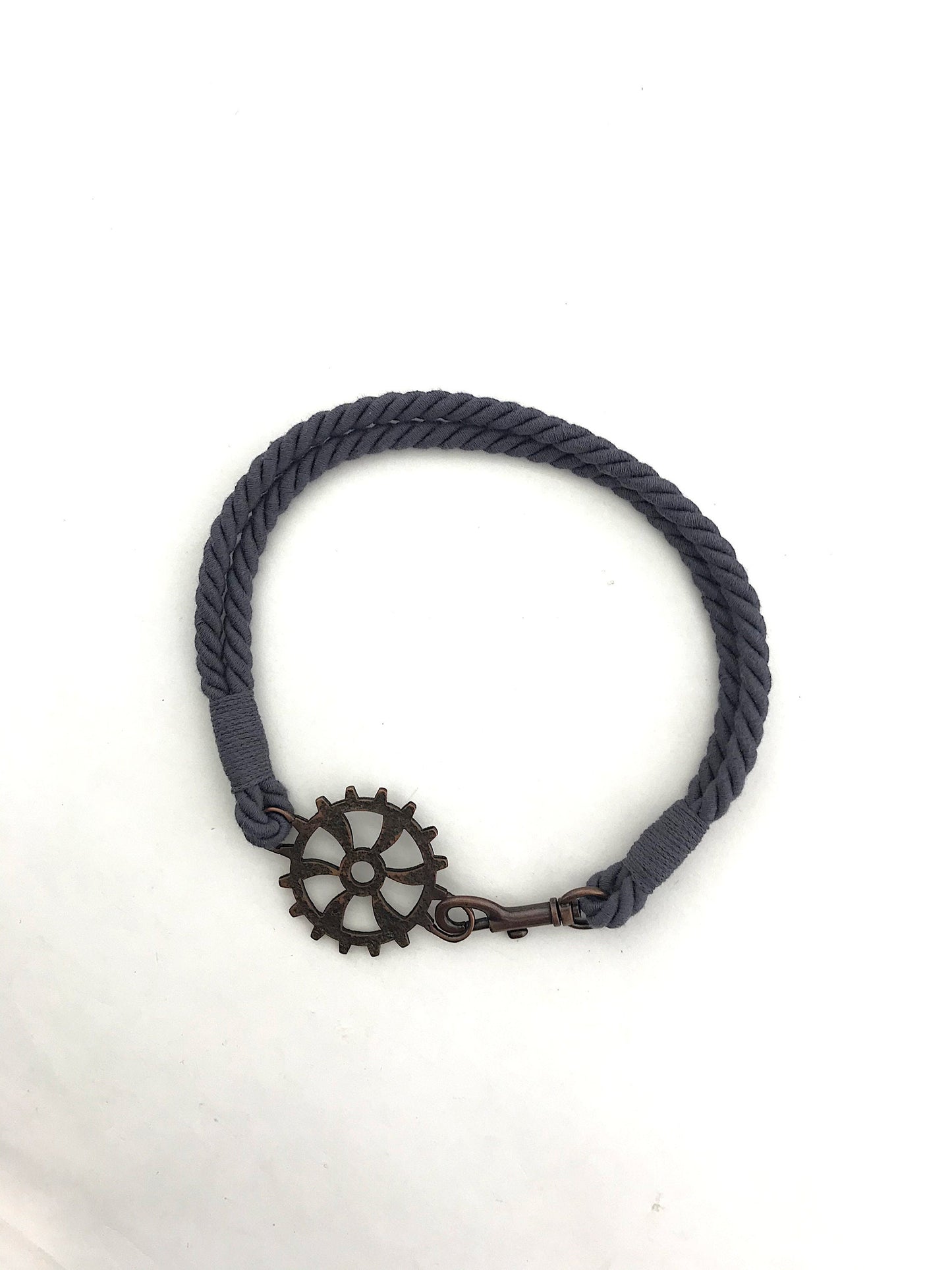 Curtain tie-back for industrial-style settings, in AVIATOR BLUE cotton and linen. Fittings for lofts and open-plan spaces. Made in Italy.