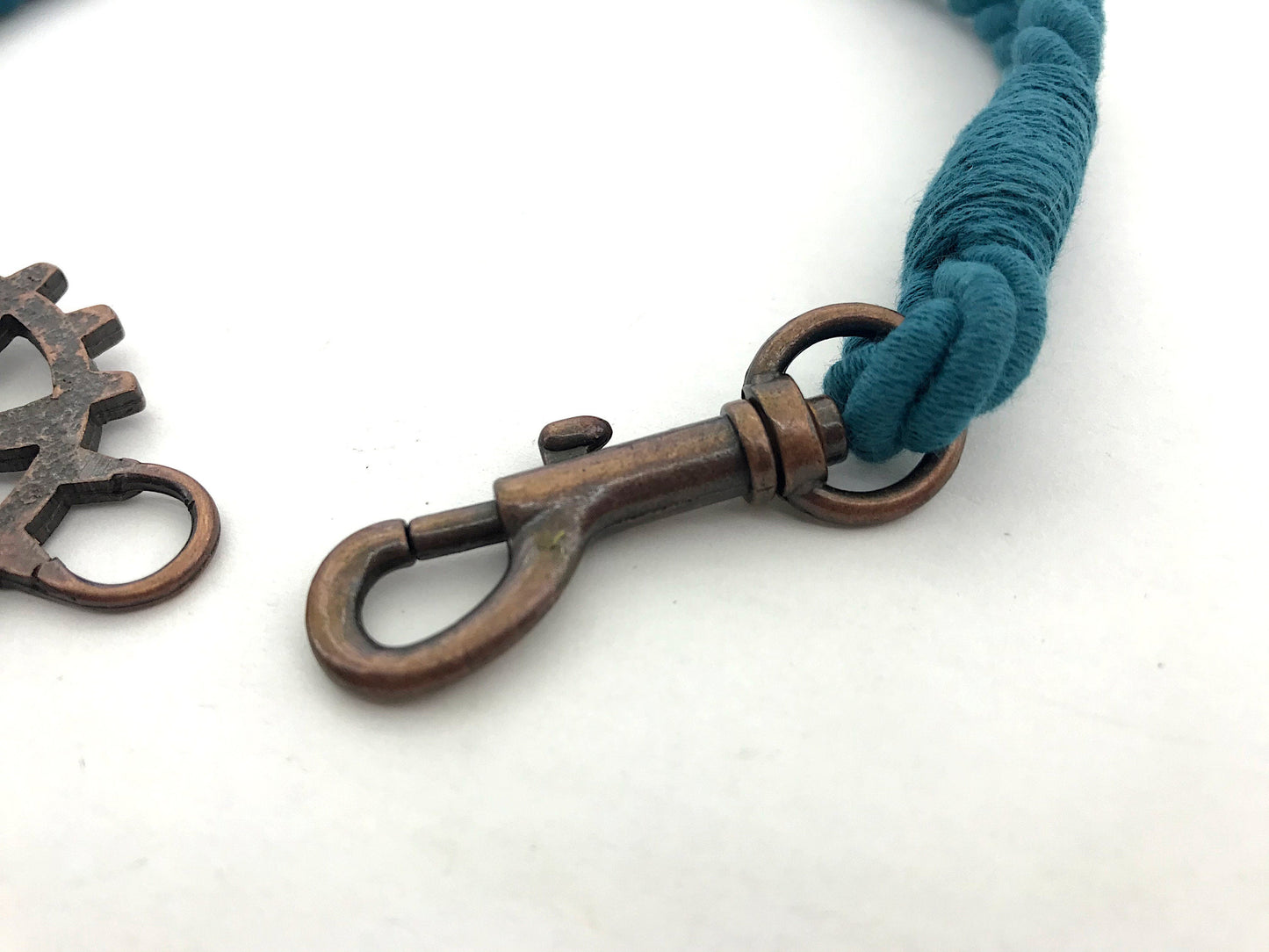 Curtain tie-back for industrial-style furnishings, in PETROL GREEN cotton. Furnishings for lofts and open-plan spaces. Made in Italy.
