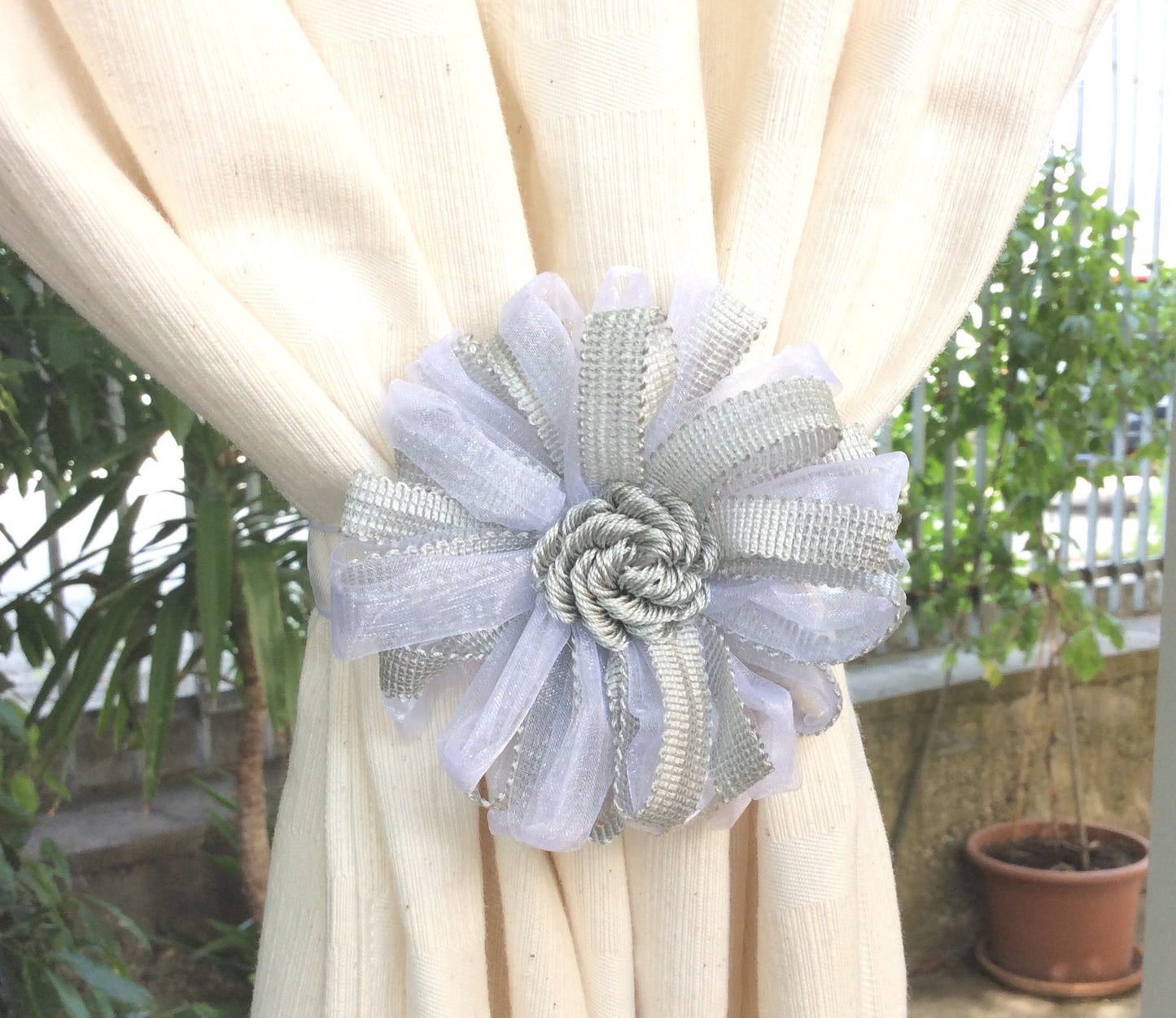 1 Pearl gray flower magnetic tie-back. Decoration for curtains, Made in Italy, shabby chic decor, gift for her.