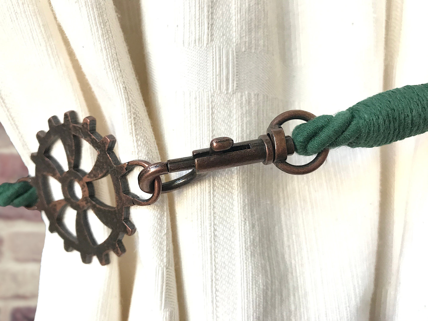 Curtain tie-back for industrial-style settings, in GREEN cotton. Furnishings for lofts and open-plan spaces. Made in Italy.