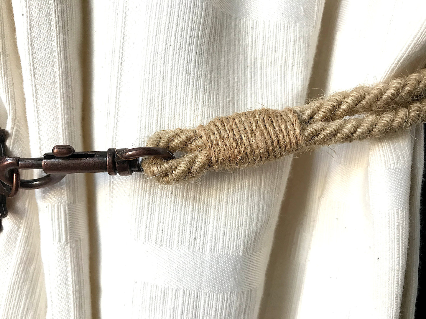 Industrial-style curtain tie-backs, in eco-friendly BEIGE cotton and jute. Furnishings for lofts and open-plan spaces. Made in Italy.