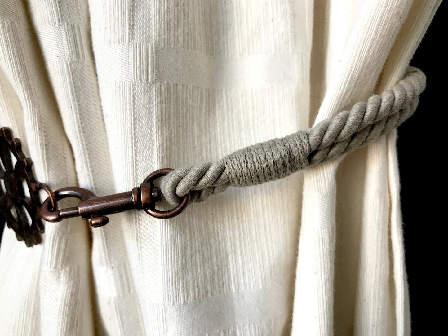 Curtain tieback for industrial-style furnishings, in eco-friendly GREY cotton. Furnishings for lofts and open-plan spaces. Made in Italy.