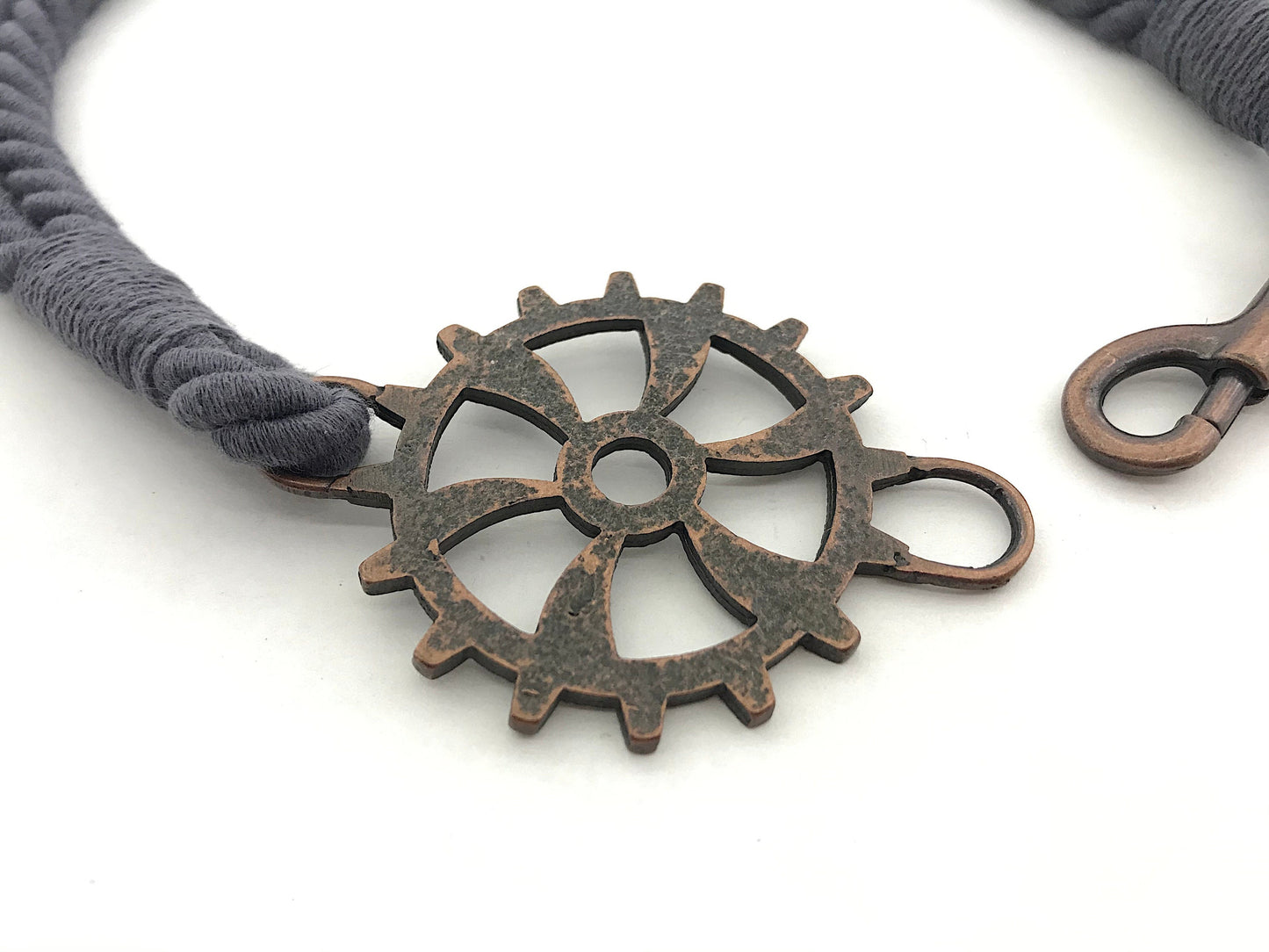 Curtain tie-back for industrial-style settings, in AVIATOR BLUE cotton and linen. Fittings for lofts and open-plan spaces. Made in Italy.